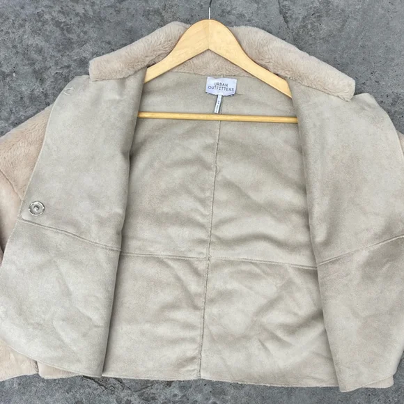 UO Felicity Reversible Women's Beige Faux Fur Jacket Cream Cropped Jacket - Picture 9 of 11